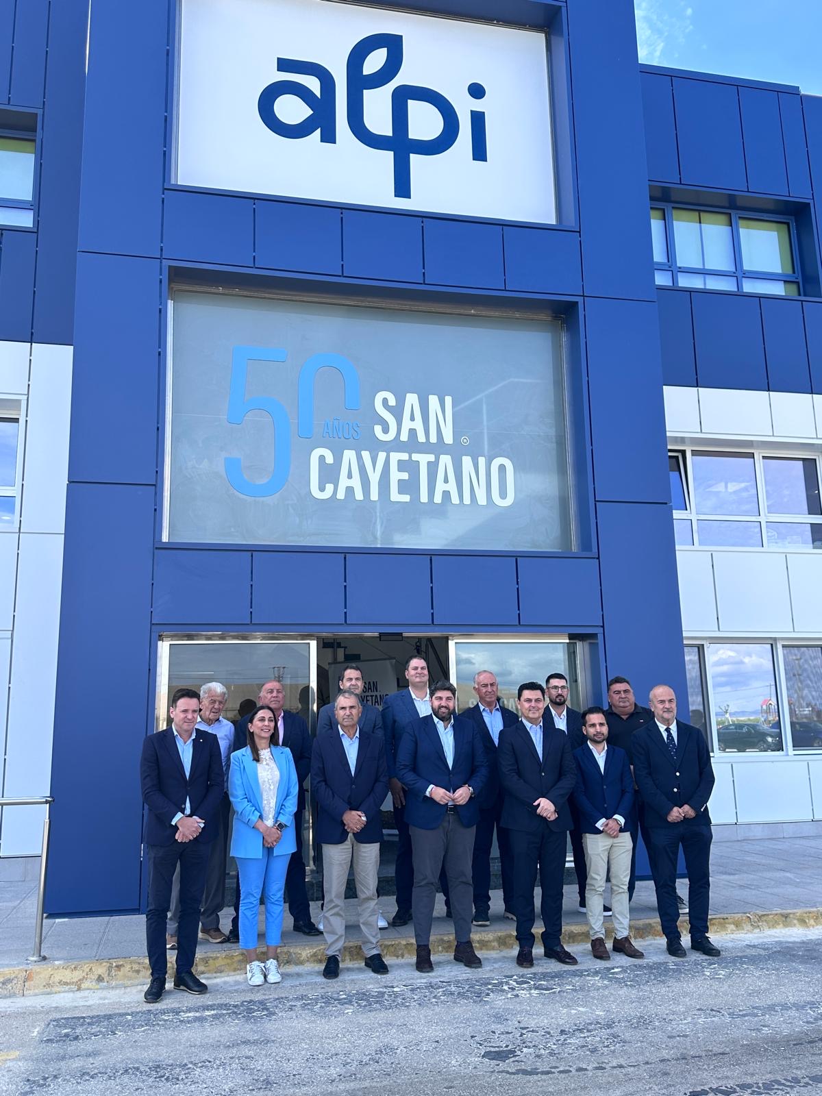 El presidente Fernando López Miras y el alcalde José Miguel Luengo, visitan la SAT San Cayetano con motivo de su 50 aniversario 